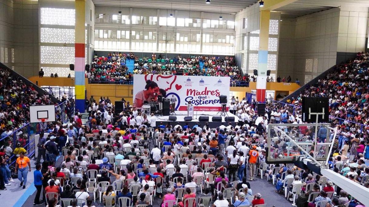 Más de 5,000 madres en Barahona reciben apoyo del Gobierno con vivienda y premios en jornada emotiva
