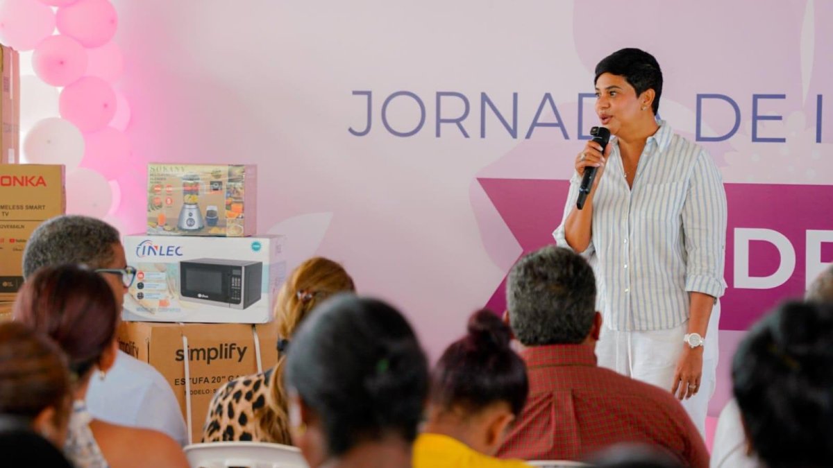 Propeep y DASAC llevan alegría a las madres de Baitoa, Santiago, con múltiples regalos
