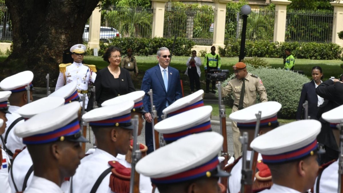 Presidente recibe a su homóloga Jennifer Geerlings-Simons en el Palacio Nacional
