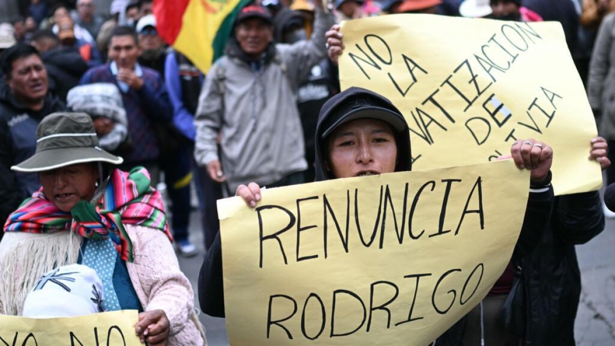 Dos ministros renuncian en medio de protestas que exigen la dimisión de Rodrigo Paz en Bolivia