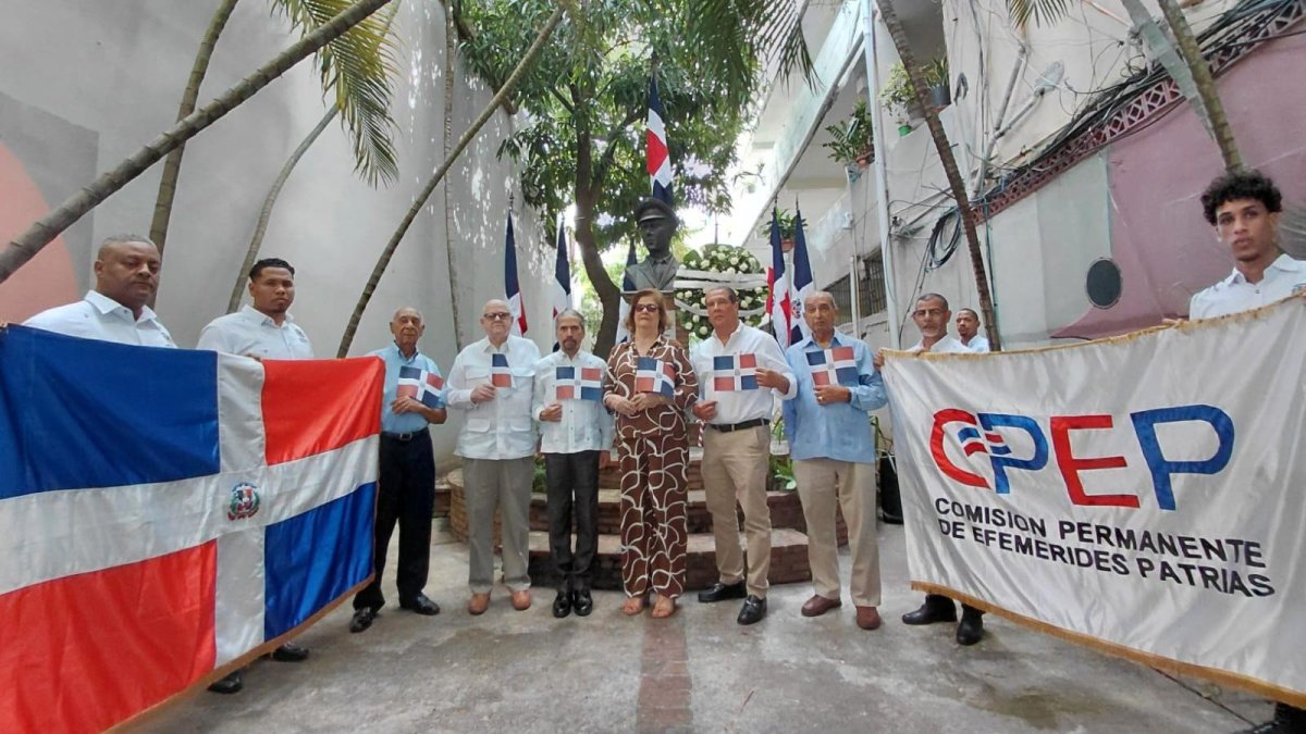 Juan Pablo Uribe y miembros de las fundaciones patrióticas encabezaron el acto nen honor al teniente Amado García Guerrero.