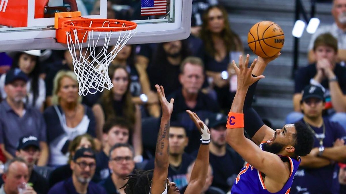 Towns logra doble doble en 2do triunfo NY