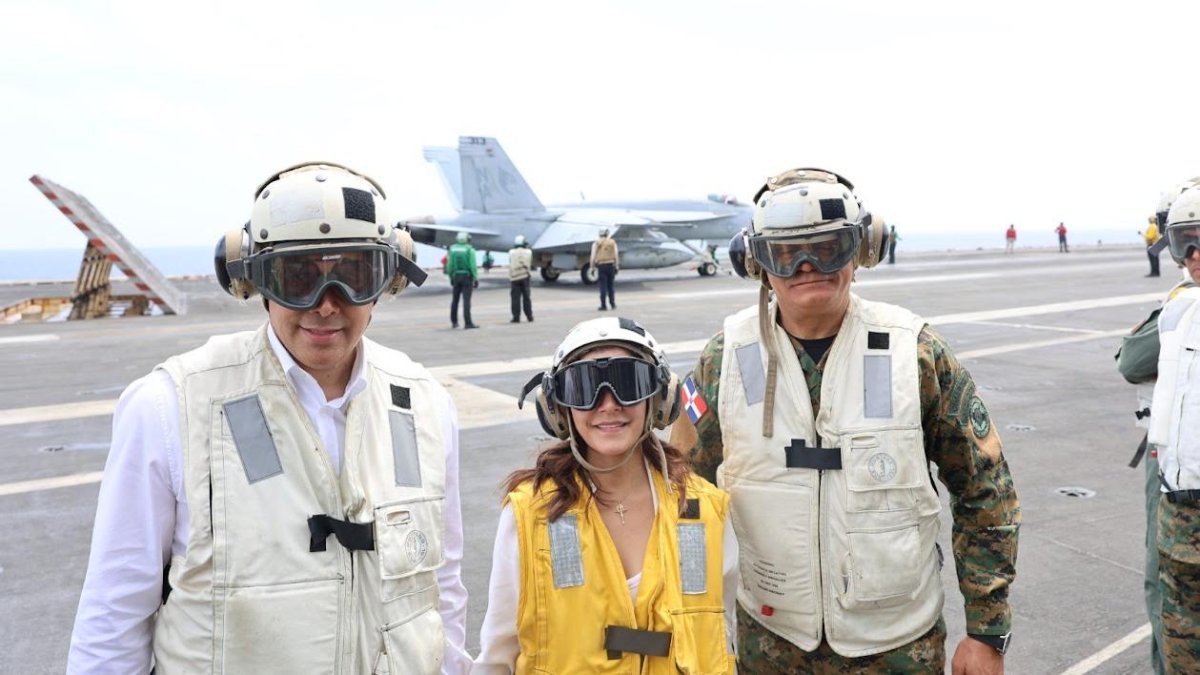 Delegación dominicana visita portaaviones USS Nimitz en el C