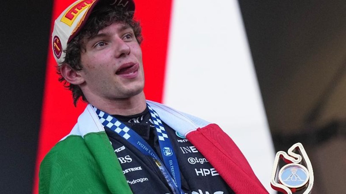 Antonelli refuerza su liderato Fórmula Uno