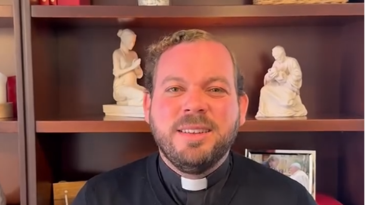 El emotivo momento de un sacerdote dominicano cant