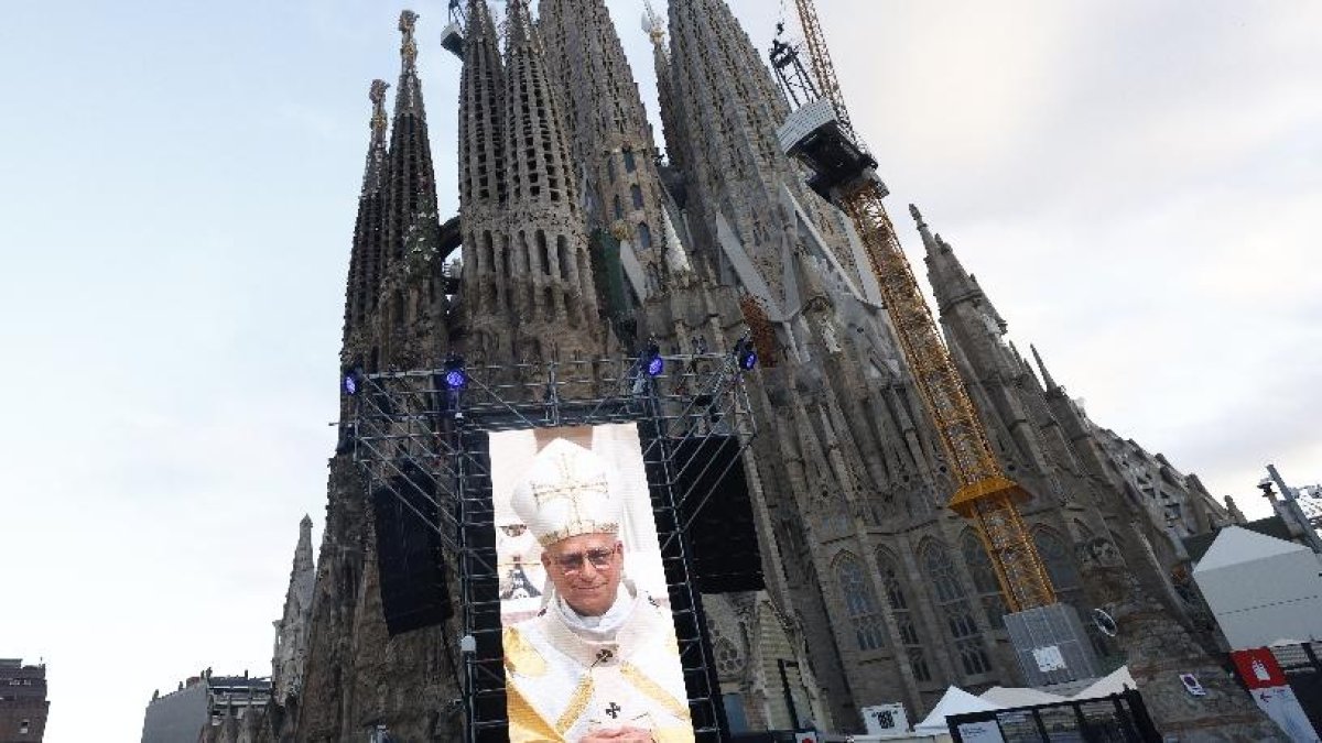 Papa bendice Torre de Jesús Barcelona
