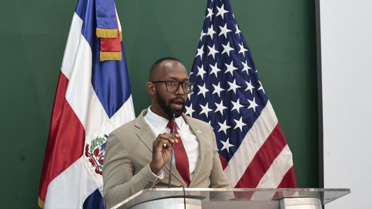 Embajada EE.UU. y Unphu impulsan formación en IA