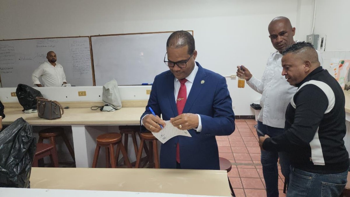 Candidato Silverio vota en elecciones de la UASD y pide respaldo