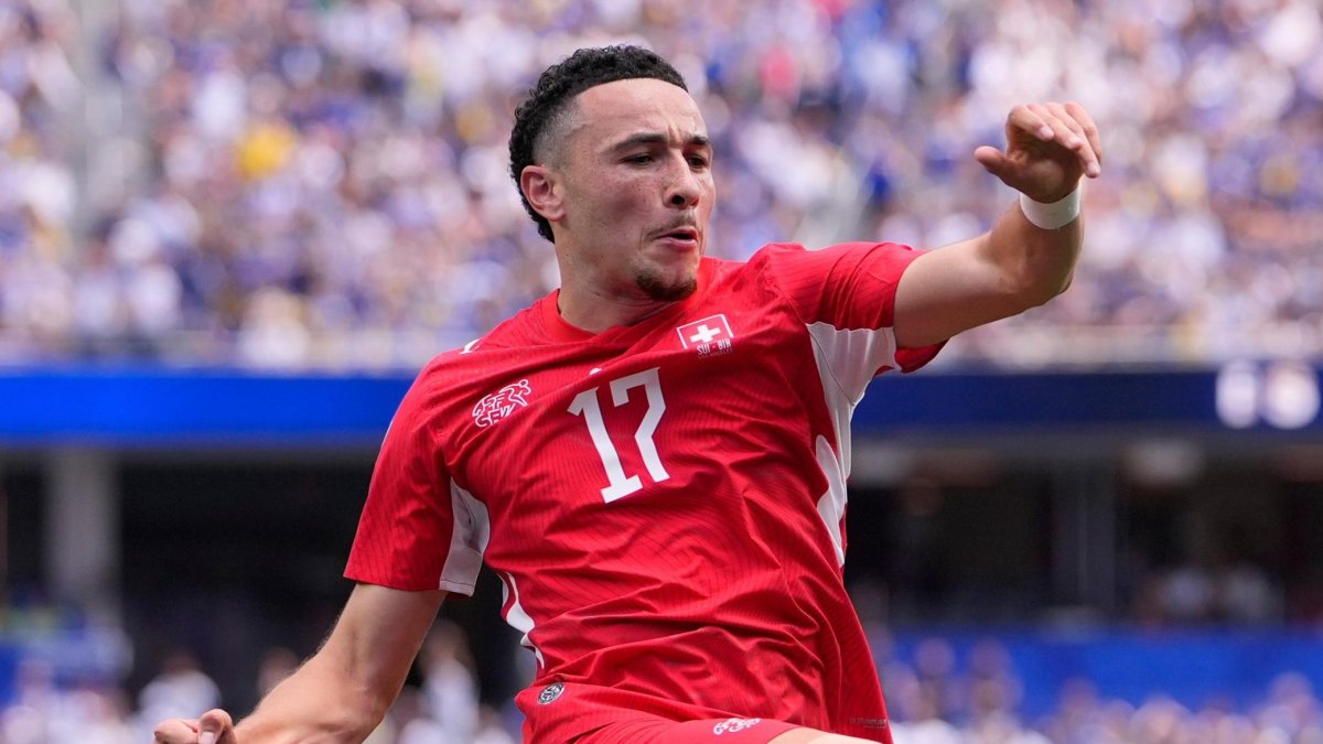Rubén Vargas, de ascendencia dominicana, celebra después de anotar un gol para Suiza en el Mundial de Fútbol.