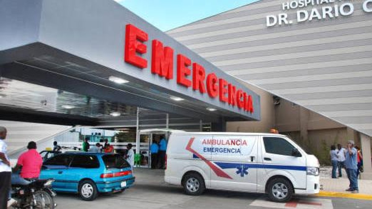 Exsargento mata a su pareja a tiros frente a hospital en Santo Domingo Este.