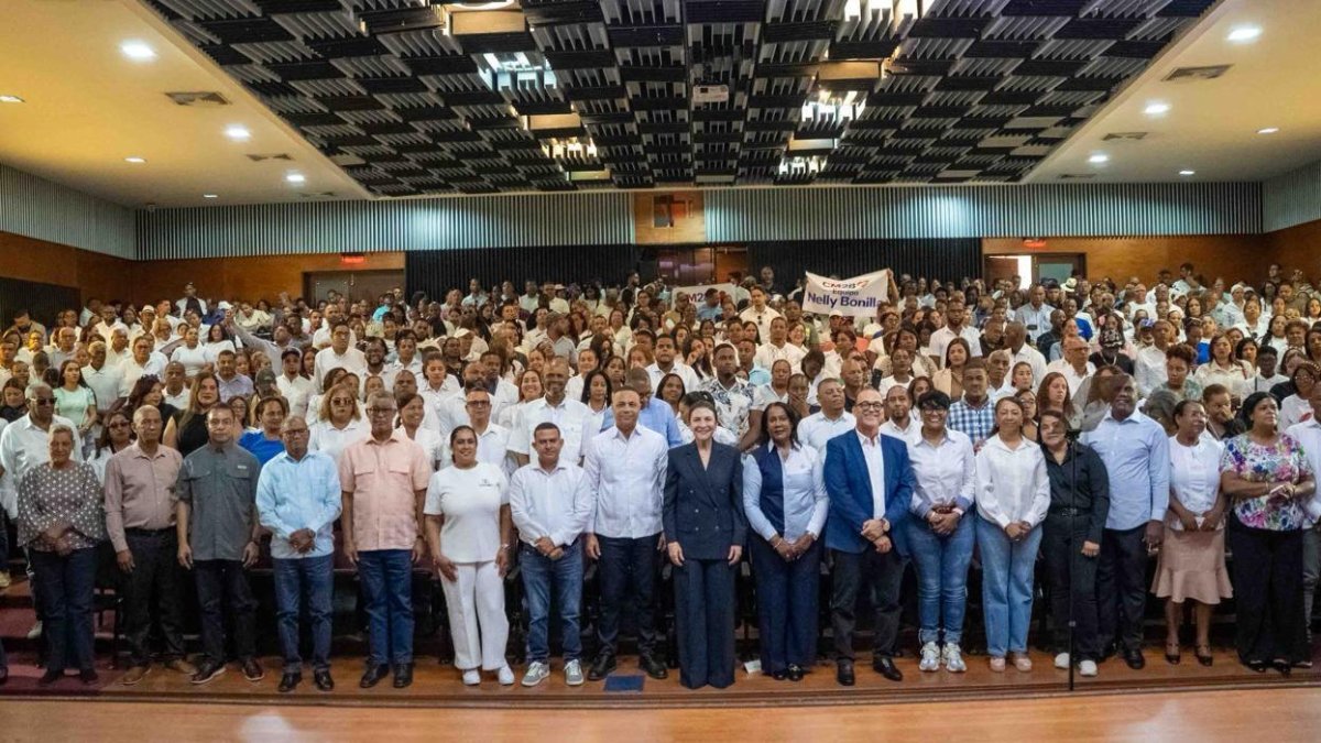 Carolina Mejía suma 1.500 maestros a su campaña presidencial