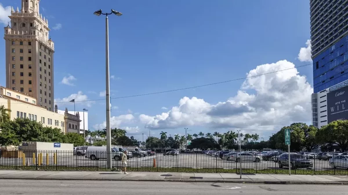 Fotografía de archivo de una persona caminando junto al estacionamiento del Miami-Dade College, en el centro de Miami (Estados Unidos). EFE/EPA/Cristóbal Herrera-Ulashkevich