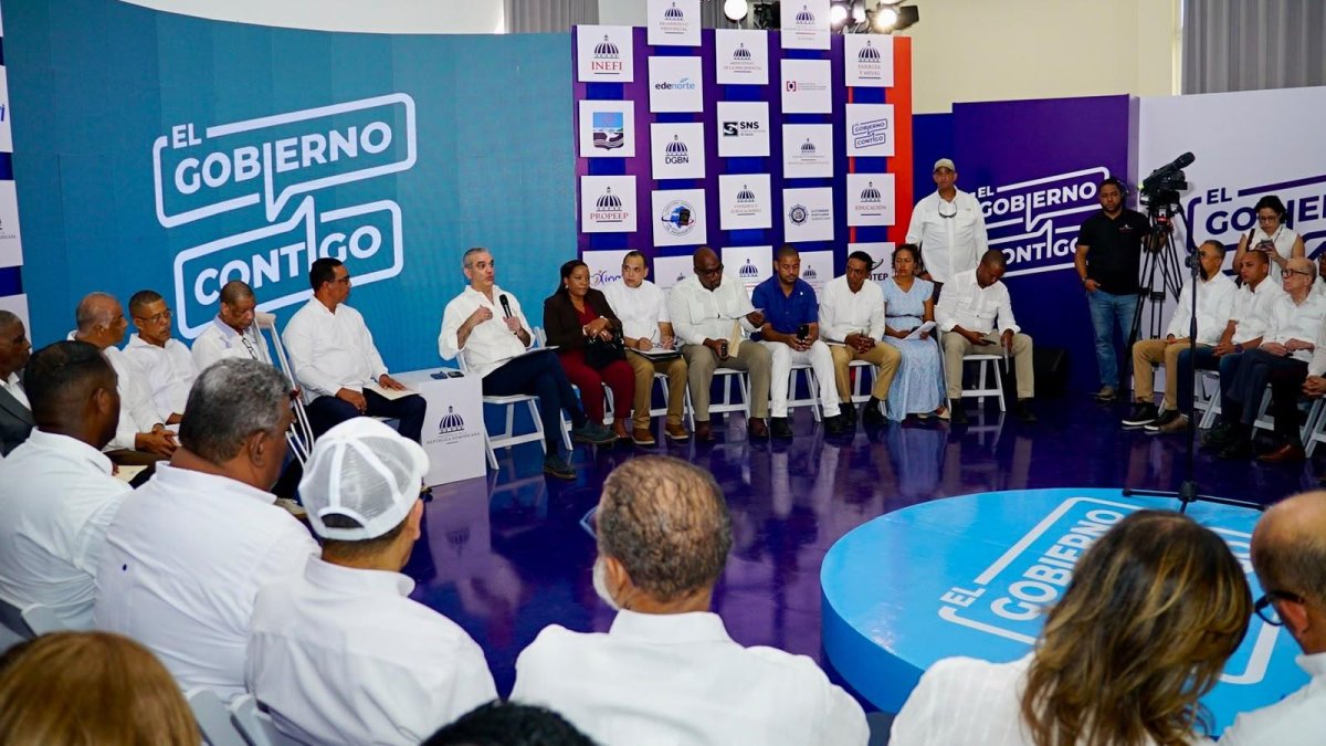 Abinader promete obras de agua y deportes en Samaná tras encuentro con comunitarios