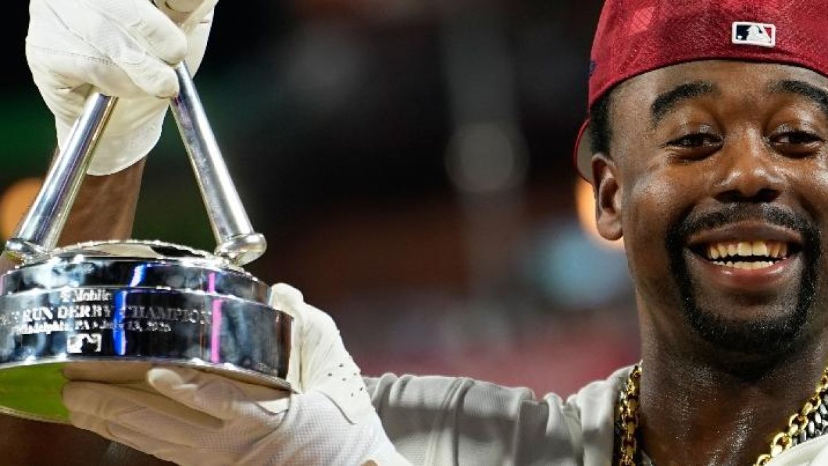 Jordan Walker, de San Luis, con su trofeo de jonrones.