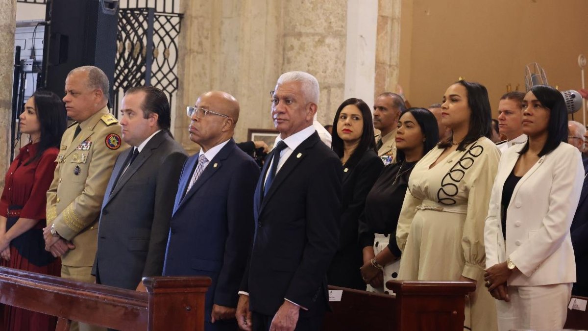 Alfredo Pacheco, Ricardo de Los Santos, junto a Ignacio Paliza en misa.  Arlenis Castillo.