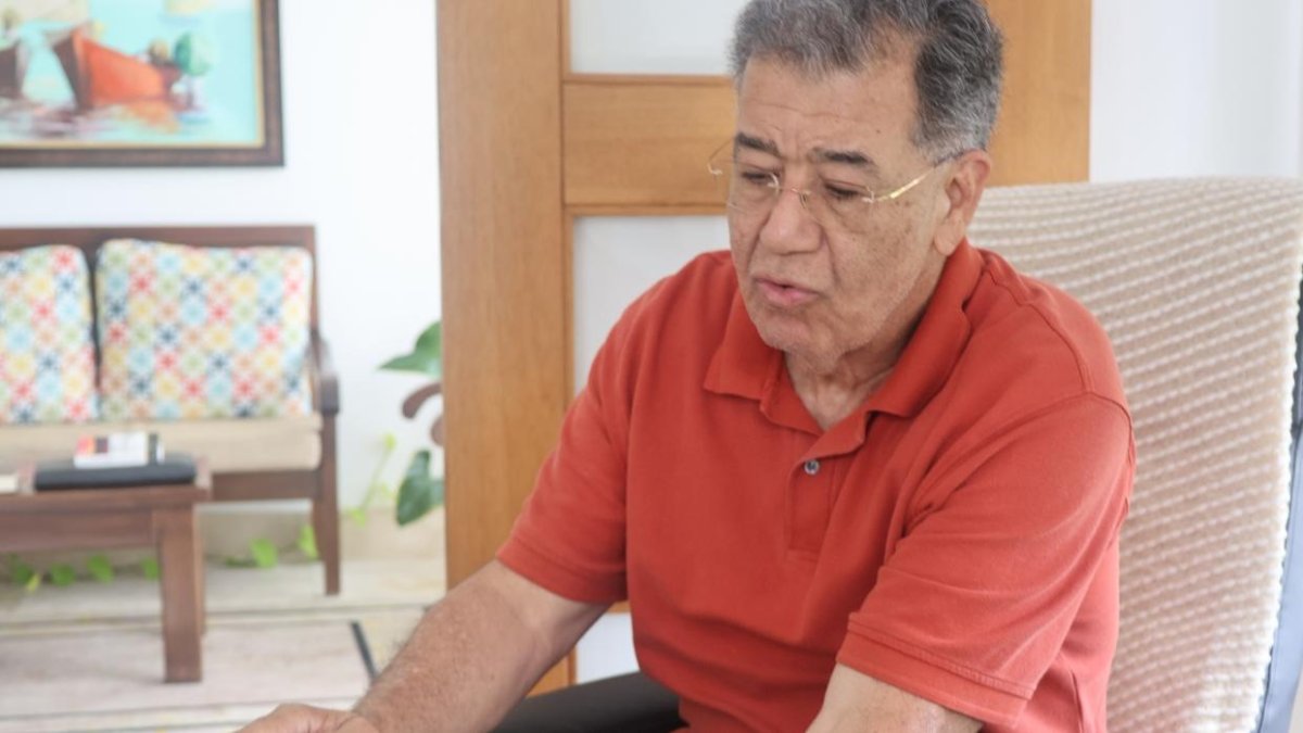 Elías Sosa, ex lanzador relevista de Grandes Ligas, sostiene una biblia