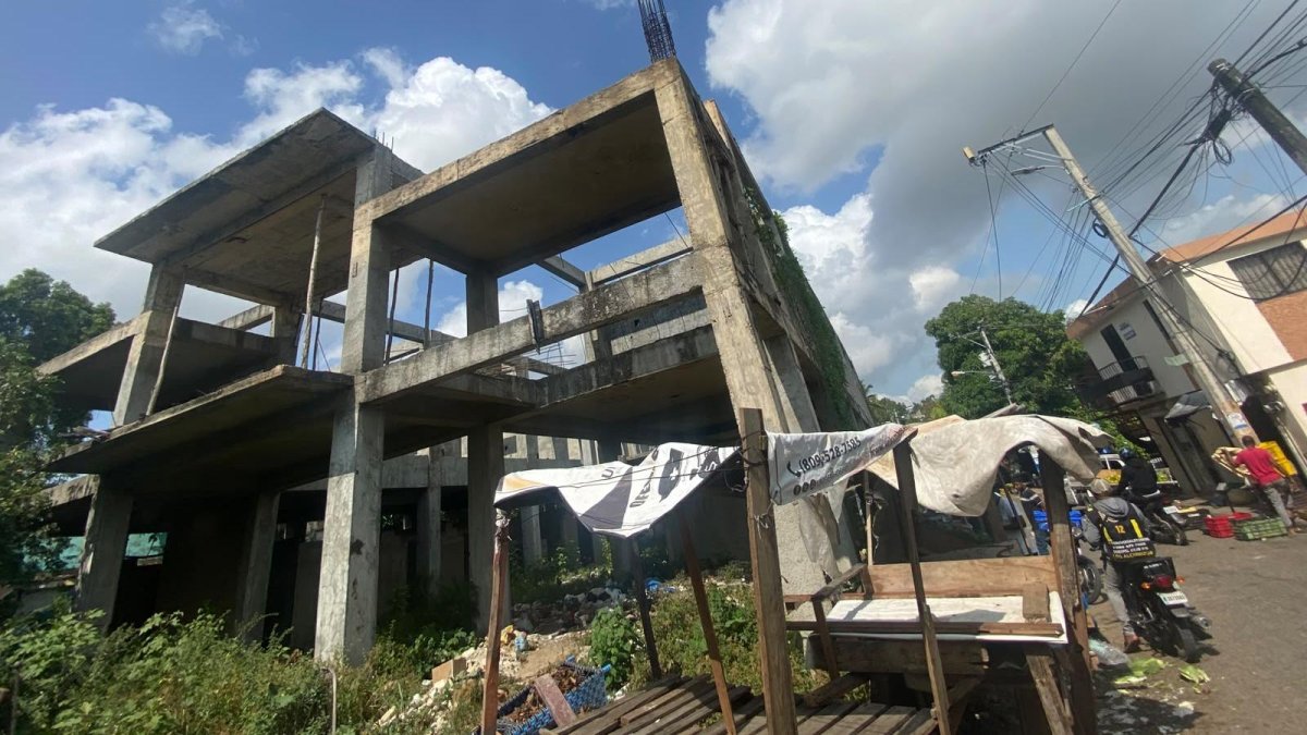 Comerciantes de Los Alcarrizos sufren abandono tras promesas incumplidas