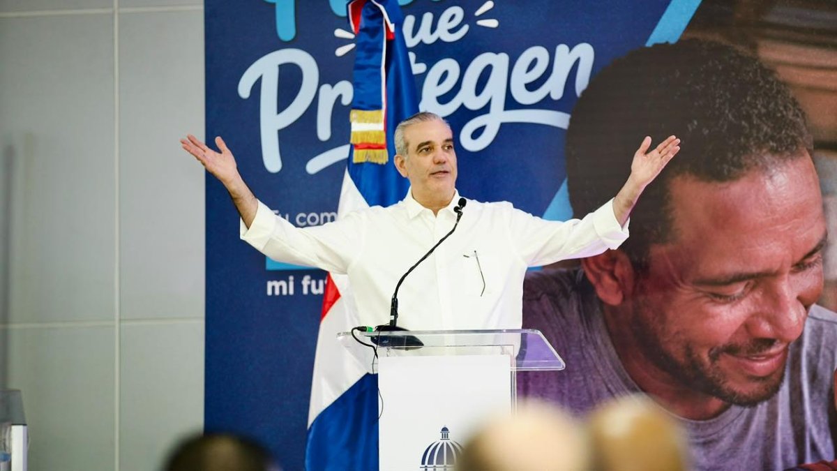 Abinader homenajea a 1.500 padres dominicanos en su día