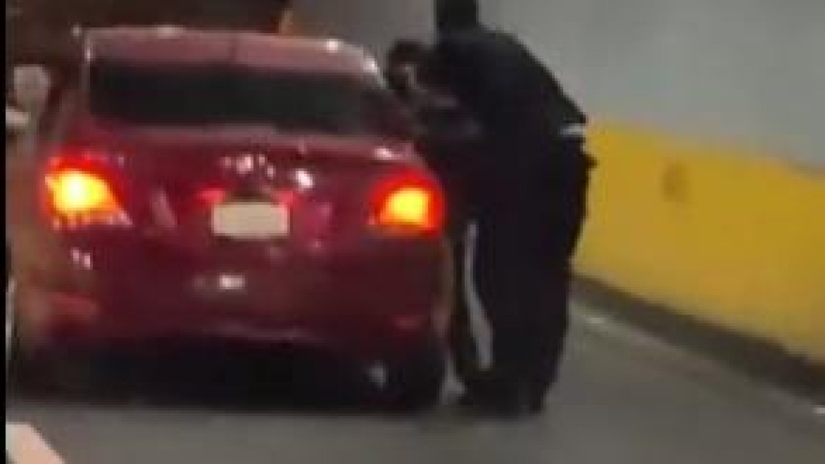 Joven cae al patinar aferrado a auto en avenida 27 de Febrero