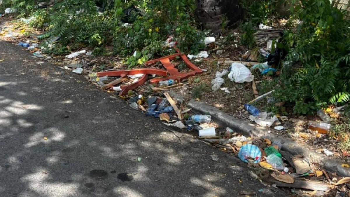 Vecinos exigen limpieza de aceras obstruidas que ponen en riesgo a niños