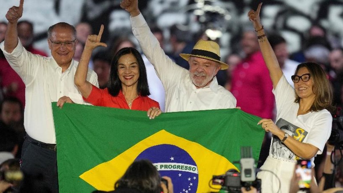 Lula saluda junto a otros  candidatos de su partido. AP