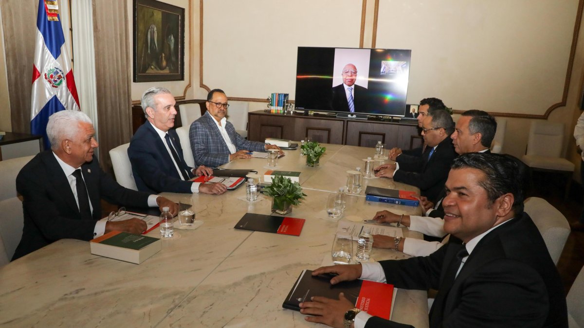 En la sesión de trabajo participaron los demás miembros del Consejo Nacional de la Magistratura: el presidente del Senado, Ricardo de los Santos; el presidente de la Cámara de Diputados, Alfredo Pacheco, entre otros.
