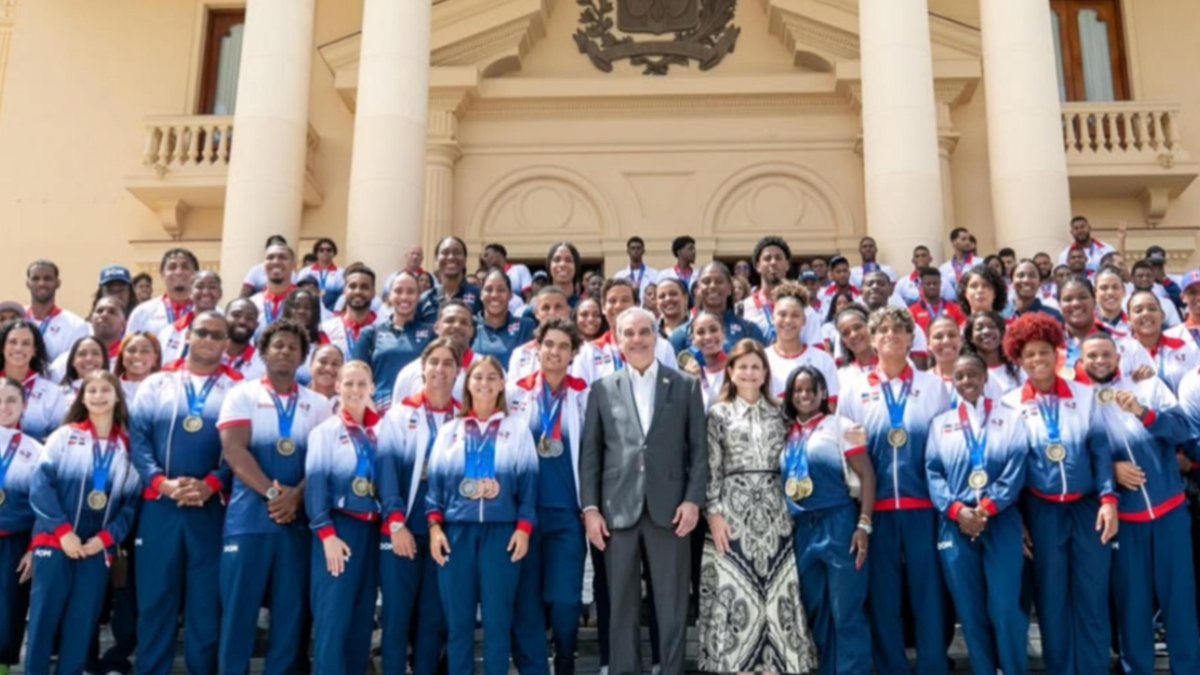 El presidente Luis Abinader y la vicepresidenta, Raquel Peña, junto a un grupo de los medallistas de los  Juegos que visitaron  ayer el Palacio