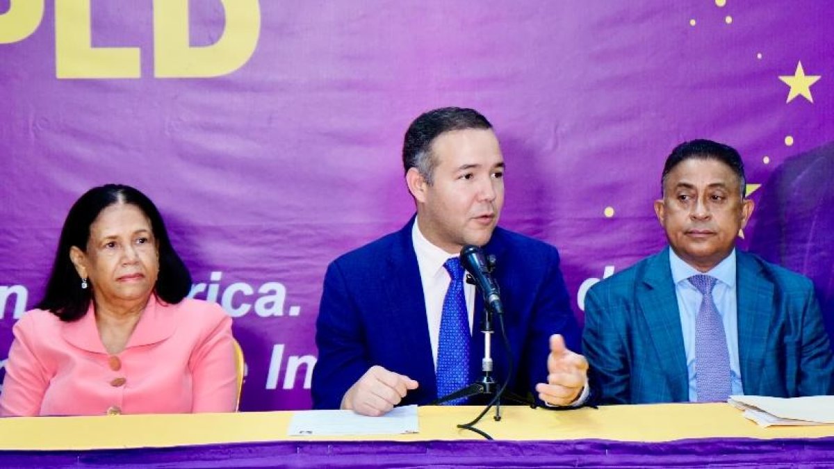 Johnny Pujols junto a dirigentes del partido morado.