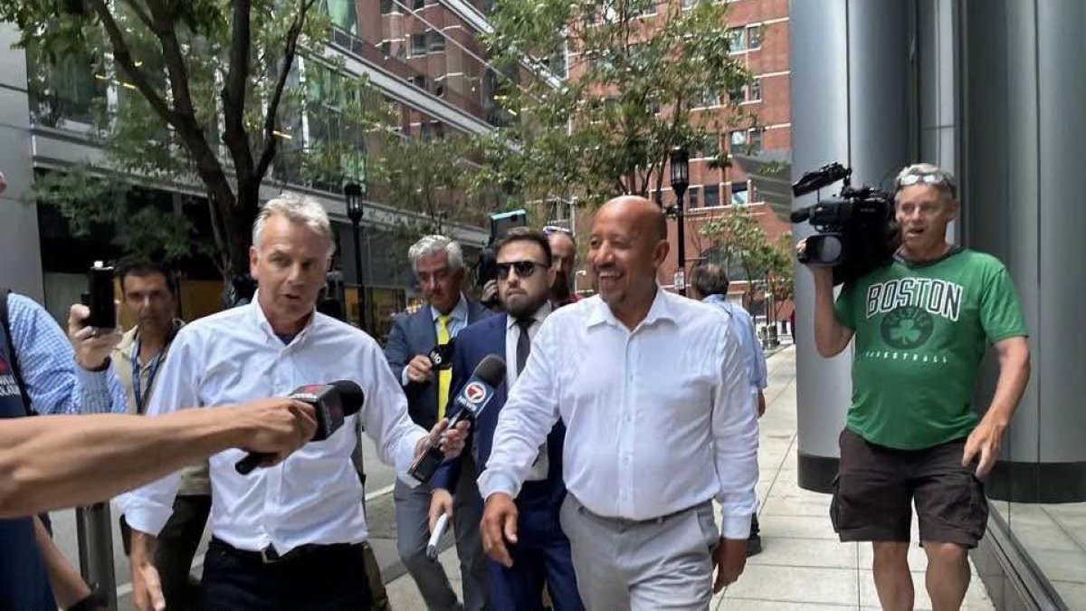 Alcalde Brian DePeña al quedar en libertad