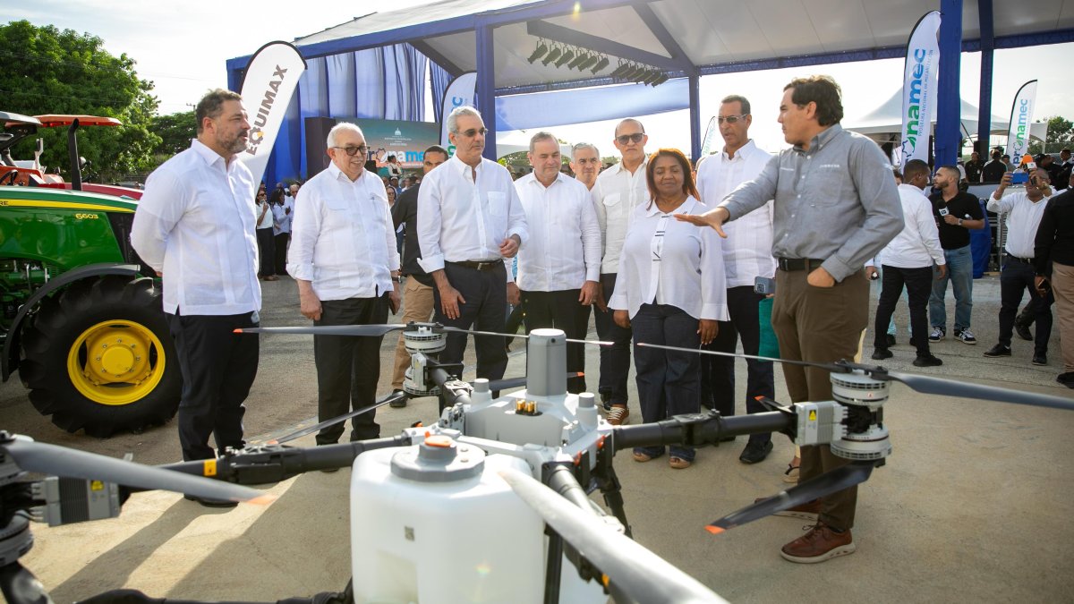 Luis Abinader pide a agricultores continuar tecnificándose para eliminar la mano de obra extranjera