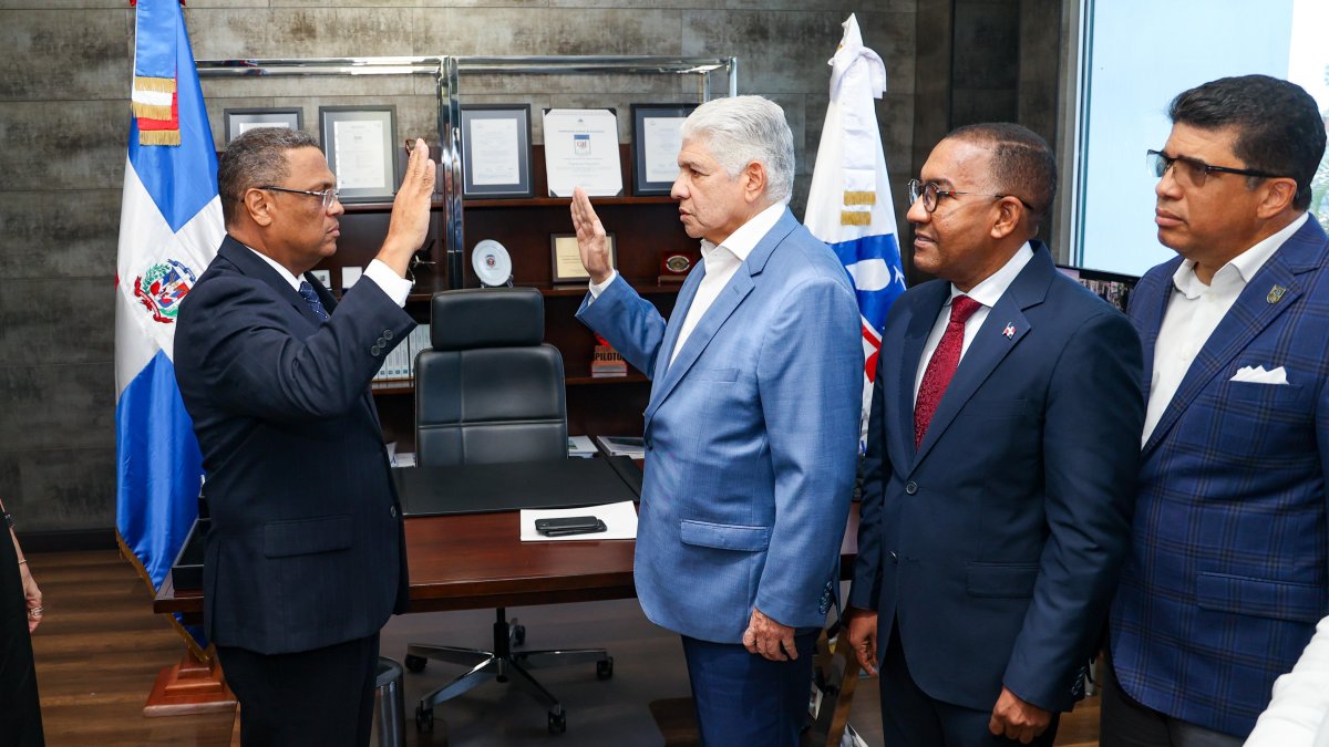 Previo a la conclusión de sus palabras, aprovechó para expresar agradecimientos al ministro de Obras Públicas y presidente de la Comisión Aeroportuaria.