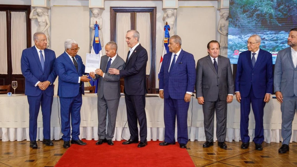 Abinader entrega títulos de parques nacionales para proteger 12 millones de m²