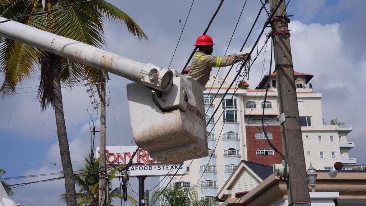 Indotel inicia retiro de 300 km de cableado aéreo en desuso en DN