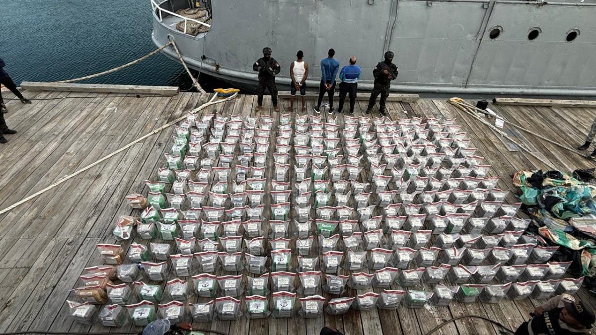 Incautan 1.3 toneladas de cocaína y 30 bloques de marihuana en Baní