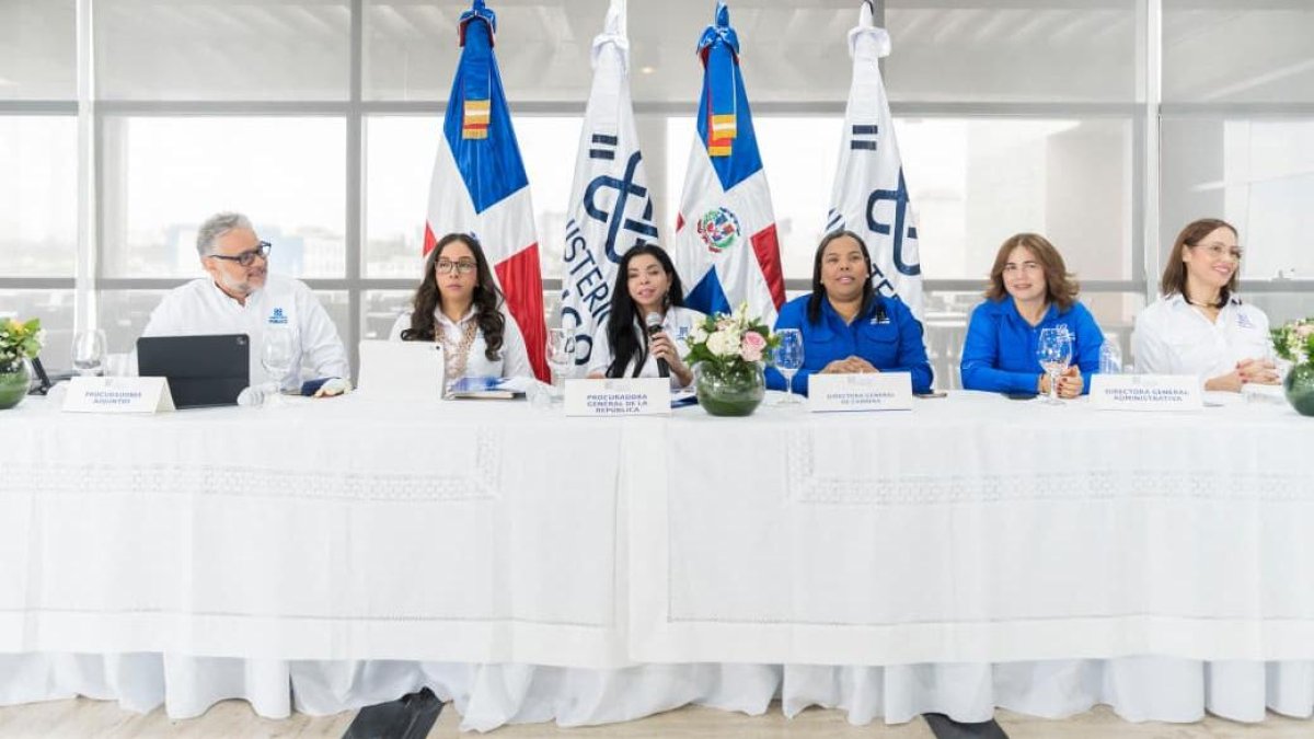 Yeni Berenice, junto a fiscales.