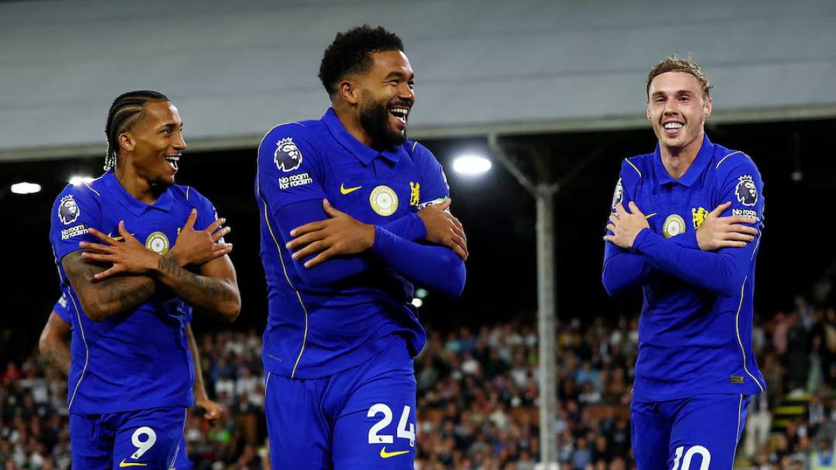 Cole Palmer celebra el tercer gol con Joao Pedro y Reece James.