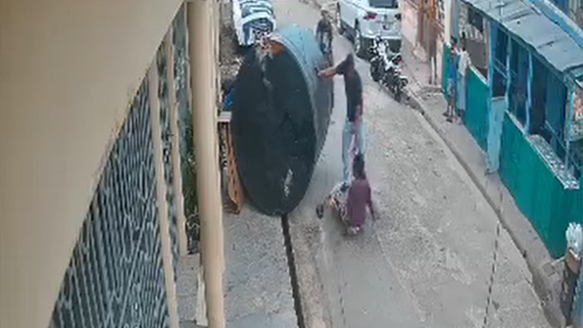 Mujer herida por tinaco en Los Platanitos