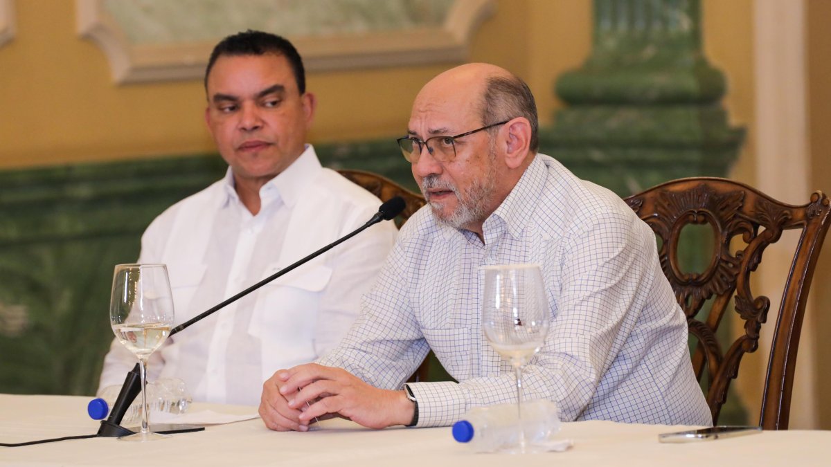 Leonardo Reyes Madera (al centro), en el Palacio Nacional, habló sobre las solicitudes que ha recibido la Onesvie.