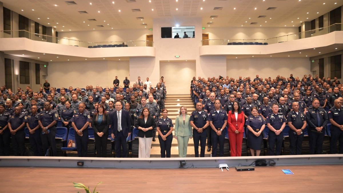 La ministra Gloria Reyes valoró la participación de los agentes policiales y resaltó que los hombres que integran la institución pueden convertirse en agentes multiplicadores de una cultura de respeto e igualdad.