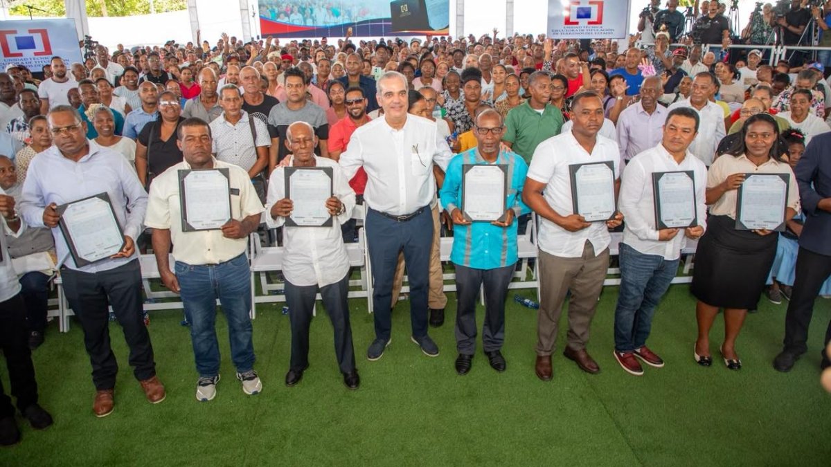 Luis Abinader con algunos de los beneficiados.