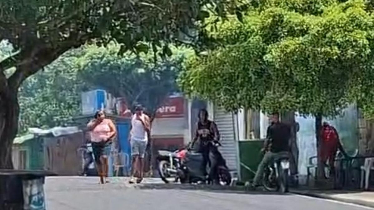 Personas de diferentes edades les salen huyendo a los gases lacrimógenos