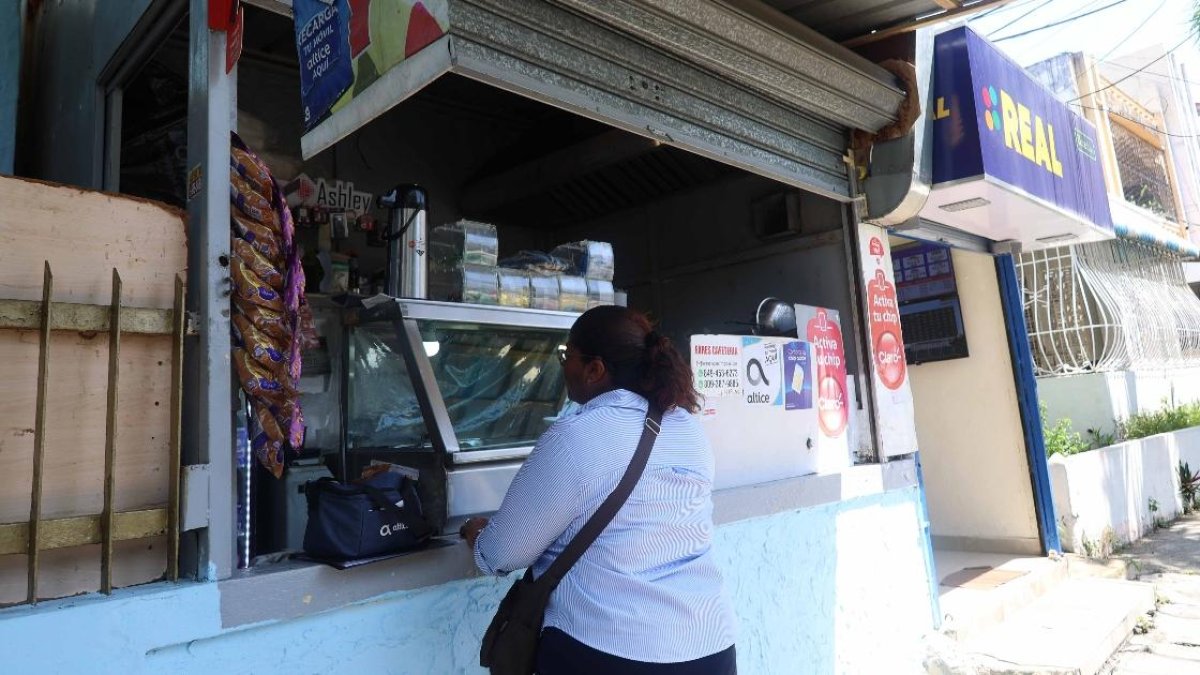 Los colmados son de los comercios más afectados por apagones./ Arlenis Castillo