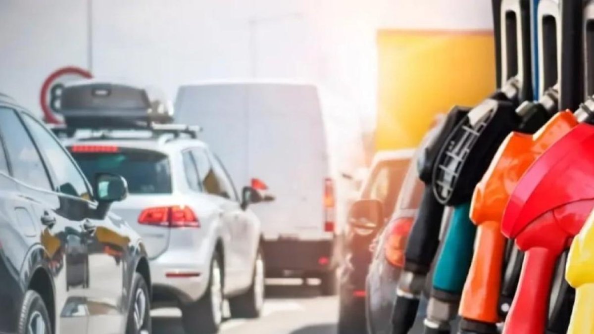 Anadegas afirma que reúne alrededor de 800 de las 1,038 estaciones de combustibles existentes en el país y ha advertido que otros establecimientos que no pertenecen al gremio podrían terminar sumándose a la acción.