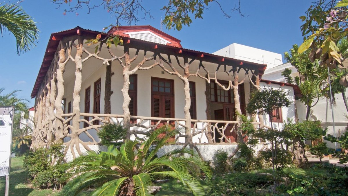 Imágenes, de ayer y de hoy,  de “La Casa de las Raíces” en 1914.  Esta  casona, ubicada en la Doctor Delgado, frente al Palacio Nacional, albergó el despacho de la Primera Dama.