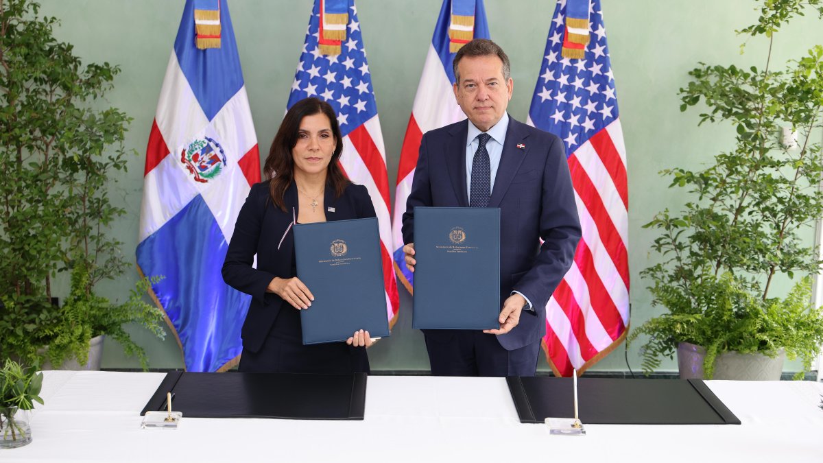 El ministro de Relaciones Exteriores, Víctor-Ito- Bisonó y la embajadora de los Estados Unidos de América, Leah F. Campos.