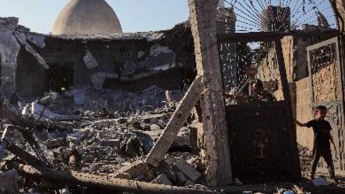 Palestinos inspeccionan la mezquita Abu Salim un día después de un ataque aéreo israelí, en Deir al-Balah, en el centro de la Franja de Gaza, el 25 de agosto de 2026. (AP Foto/Abdel Kareem Hana)