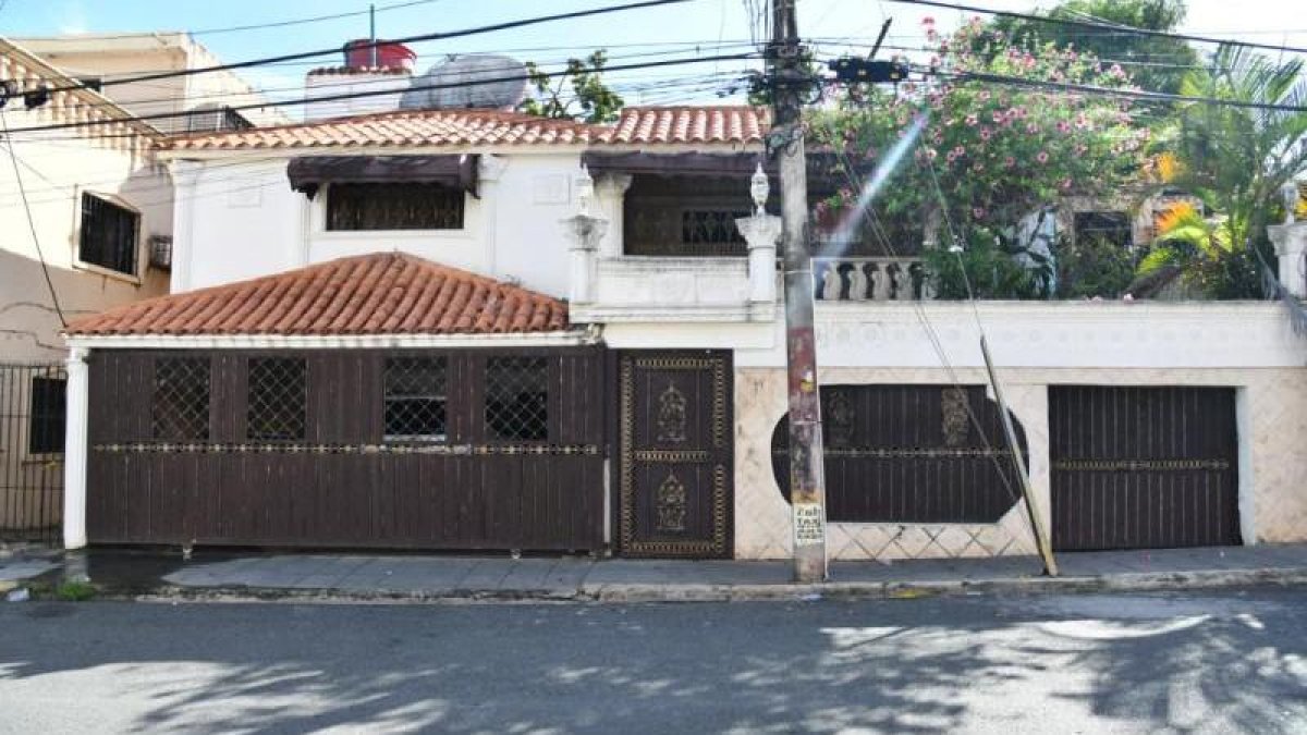Entrada de la casa del artista Julián Oro Duro, donde ultimaron a su esposa Zeneida Castillo.