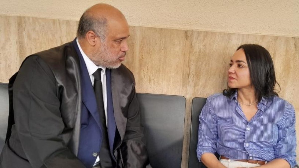 La ministra de Interior y Policía, Faride Raful, junto a su abogado Miguel Valerio.