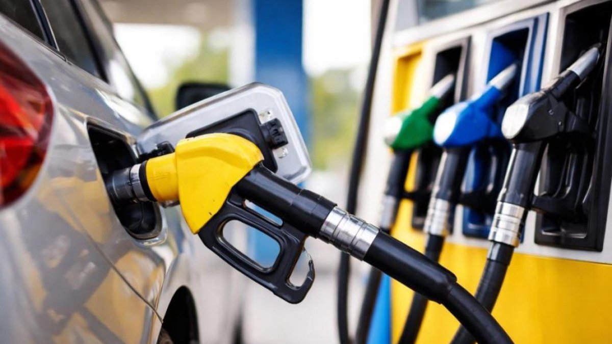 Esta exención tributaria se traducirá en rebajas estimadas de 1,23 dólares por galón (3,78 litros) en la gasolina superior, 1,19 dólares en la regular y 83 centavos de dólar en el diésel, de acuerdo con el Gobierno.