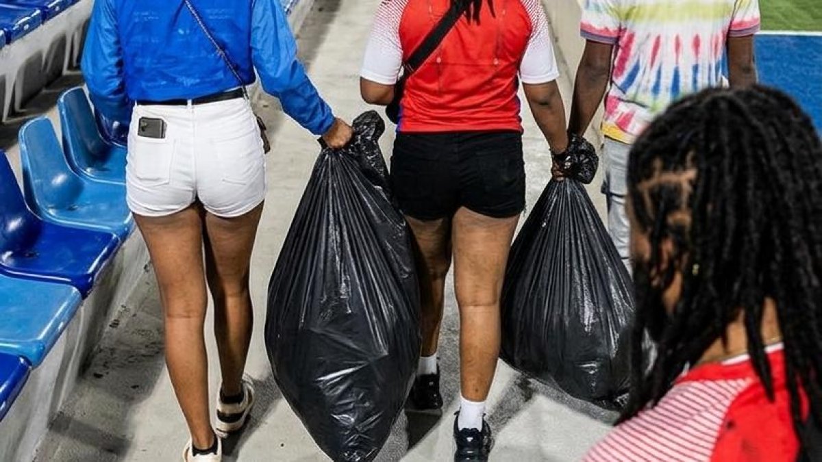 Ciudadanos haitianos limpian el Olímpico tras victoria de su selección ante República Dominicana